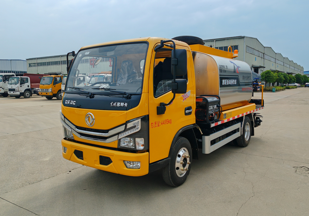 4.5噸東風(fēng)藍牌瀝青灑布車