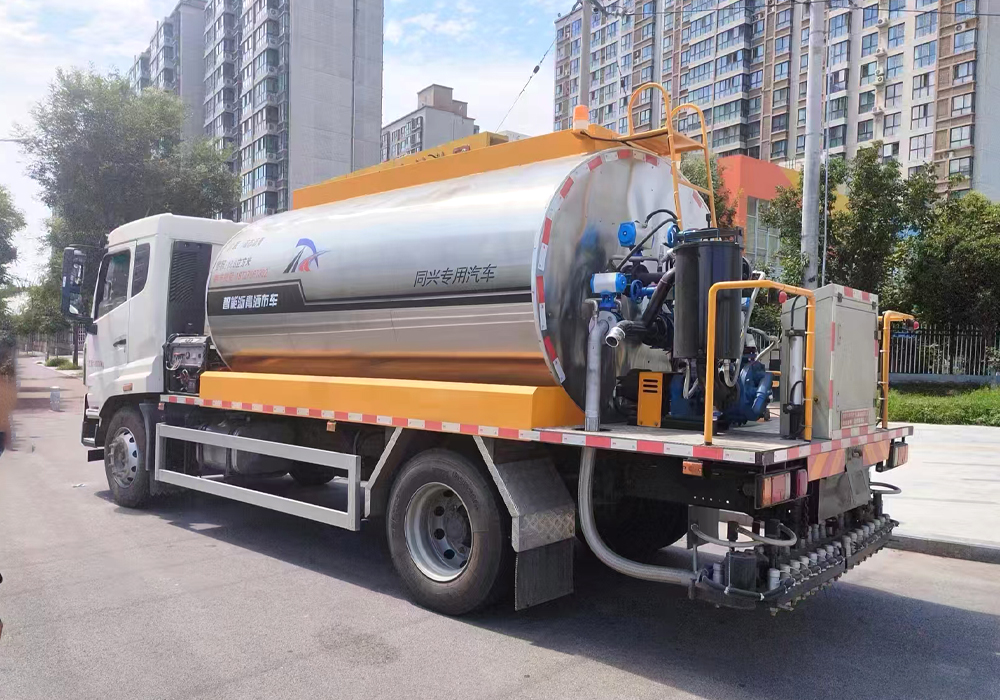 10噸重汽豪沃智能瀝青灑布車(chē)